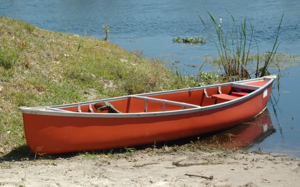 kanot vid vattnet