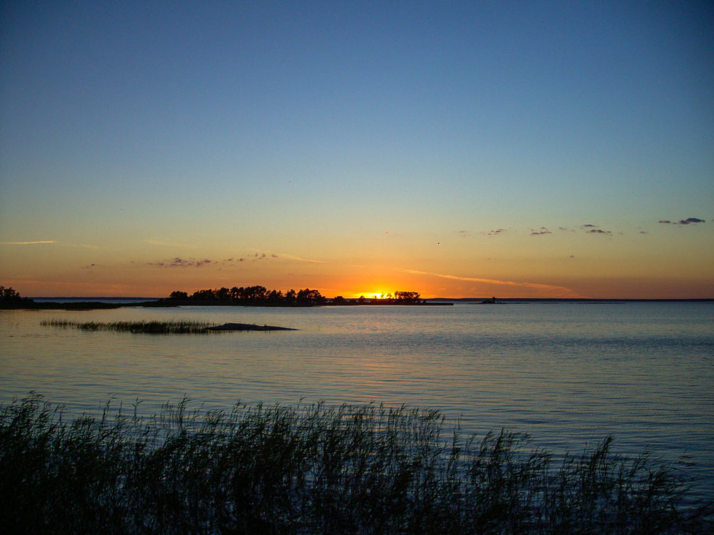 avkopplande solnedgång vid Vänerns strand